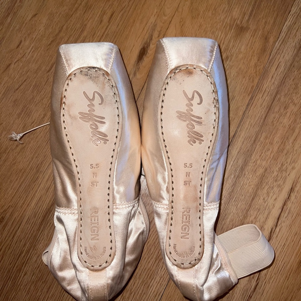 Suffolk “reign” pointe shoes